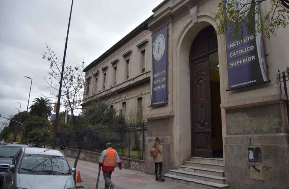 Allanaron el Seminario Mayor de Córdoba por una causa por difusión de imágenes de abuso sexual infantil y detuvieron a un ex seminarista