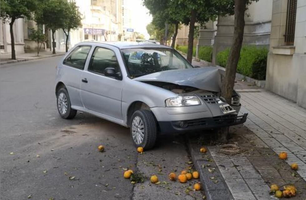 Un auto chocó contra un árbol en pleno centro: una adolescente resultó herida