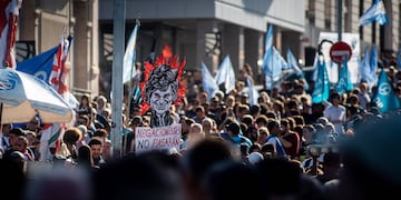 La movilización incluyó varios carteles y banderas en repudio al discurso negacionista.