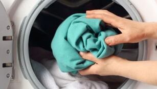 Chau secarropas: el truco casero para que la ropa salga casi seca de la lavadora