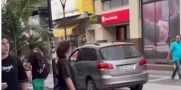 Retuvieron un auto que ingresó a la peatonal de Paraná en pleno microcentro.
