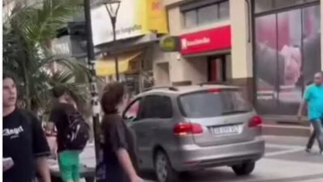 Retuvieron un auto que ingresó a la peatonal de Paraná en pleno microcentro.