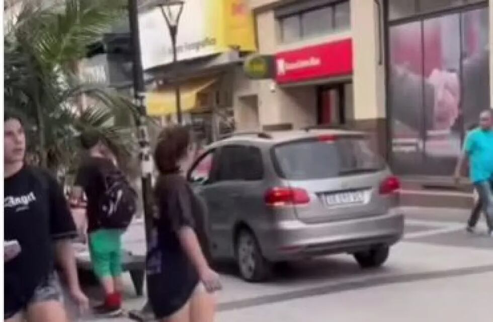Retuvieron un auto que ingresó a la peatonal de Paraná en pleno microcentro