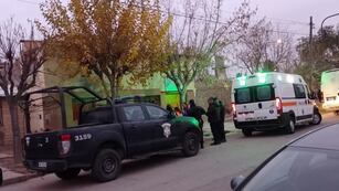 Grupo GRIS, GES y ambulancia en casa del atrincherado con su pareja, y ensangrentado con cortes profundos de vidrio.