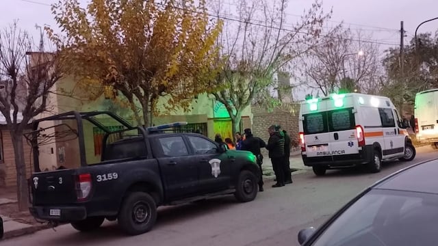 Grupo GRIS, GES y ambulancia en casa del atrincherado con su pareja, y ensangrentado con cortes profundos de vidrio.