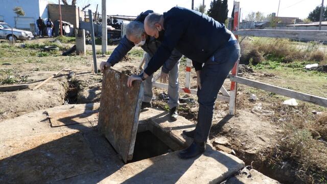 El intendente Mariano Uset y el secretario de Obras y Planeamiento, Ignacio Torrontegui, visitaron este jueves el pozo de bombero ubicado en Formosa y San Luis.