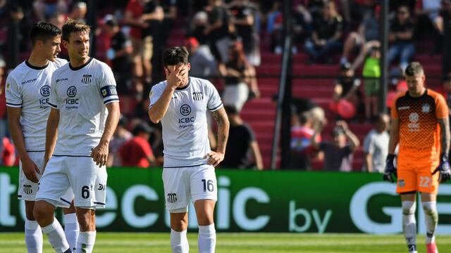 Alexis Mac Allister se tapa el rostro después del 1-0 de Colón, que sorprendió a Talleres. "Fue un golazo de otro partido", graficó Juan Cruz Komar (Fotobaires).