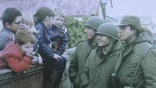 "Los únicos isleños que sonreían a los soldados argentinos el 2 de abril eran los niños", recuerda Nicolás Kasanzew en su libro "La pasión según Malvinas".