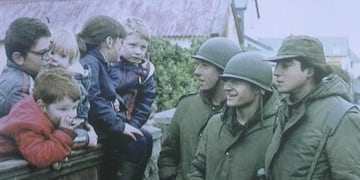 "Los únicos isleños que sonreían a los soldados argentinos el 2 de abril eran los niños", recuerda Nicolás Kasanzew en su libro "La pasión según Malvinas".