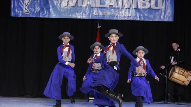Jeremías Guevara, Aarón Rodriguez, Valentín Miretti, Benjamín Miretti de Arroyito campeones provinciales de malambo