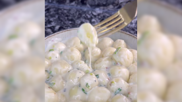 Ñoquis de papa con salsa de roquefort.