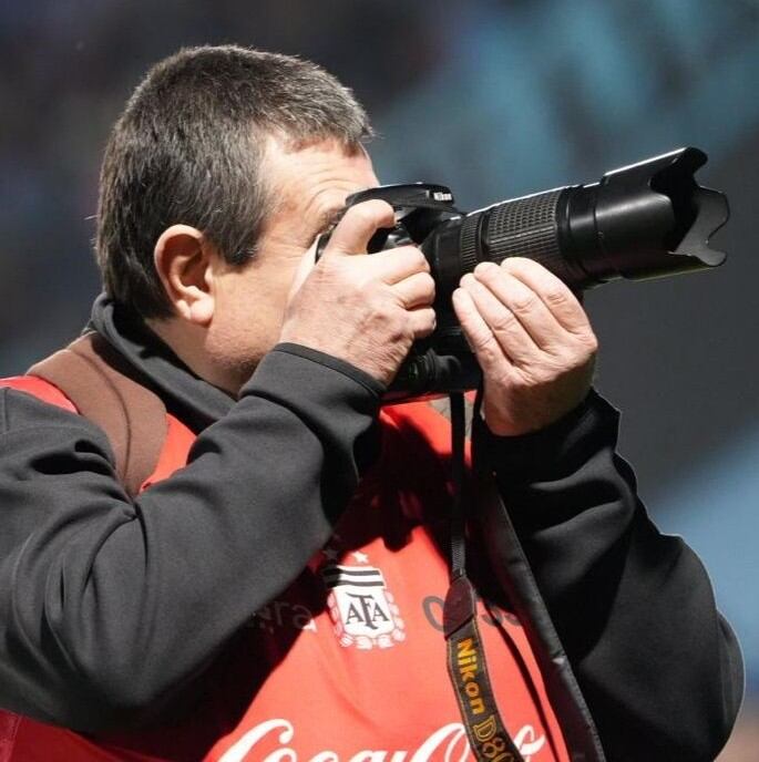 Raúl Bellido y su cámara, dos inseparables a la hora de registrar un momento único e irrepetible que sería historia en el deporte. (Gentileza Luis Tortolo)