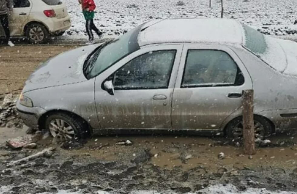 La odisea de unos docentes neuquinos para dar clases: el clima les jugó una mala pasada y debieron ser rescatados