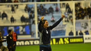 Con intensidad. Así vivió Juan Carlos Olave la victoria de Racing ante Quilmes (Javier Ferreyra / La Voz).