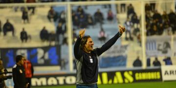 Con intensidad. Así vivió Juan Carlos Olave la victoria de Racing ante Quilmes (Javier Ferreyra / La Voz).