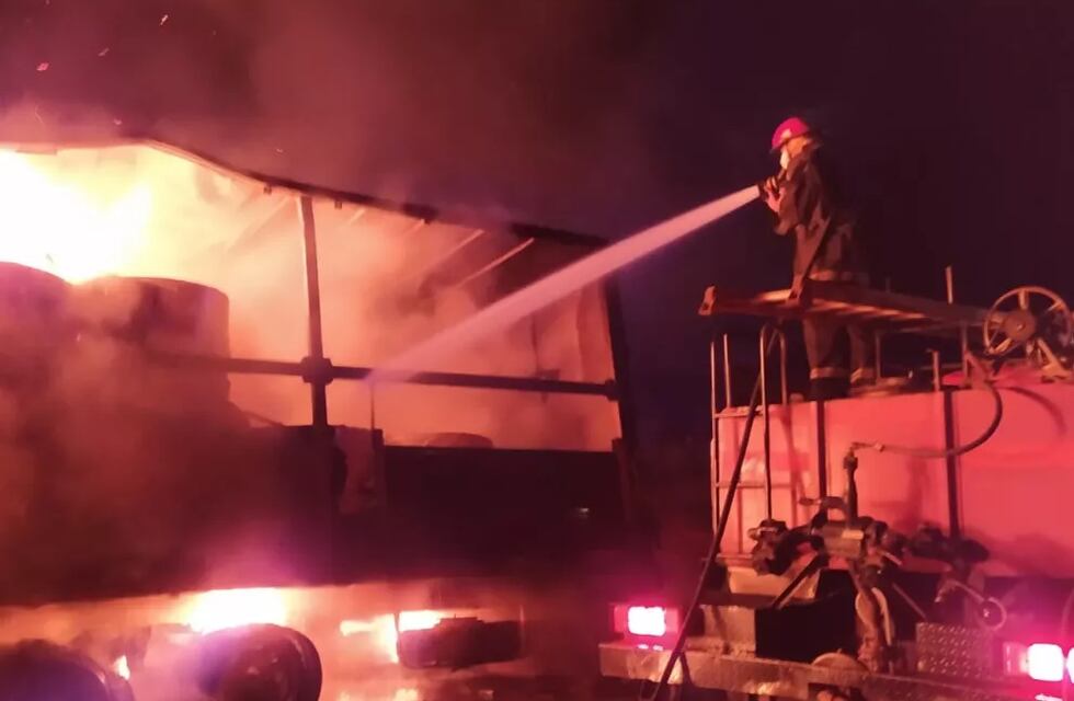 Loreto: se incendió un camión cargado con celulosa