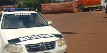 Accidente vial en Montecarlo: un camión volcó sobre una avenida.