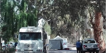 Un camión atropelló a un motociclista que murió en el acto.