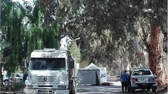 Un camión atropelló a un motociclista que murió en el acto.