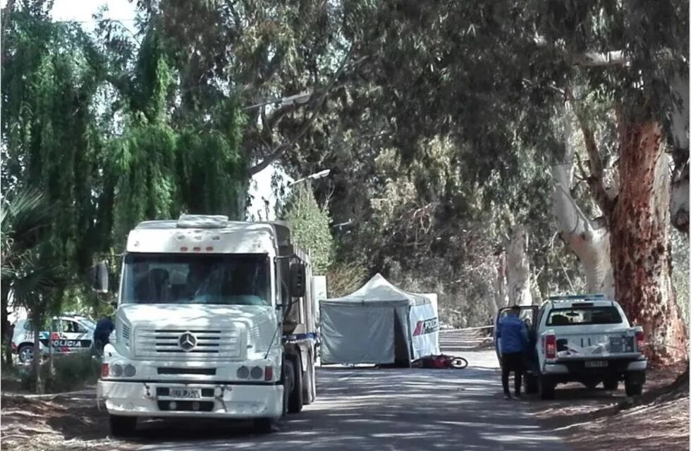 Tragedia en Pocito: un motociclista chocó contra un camión y murió en el acto