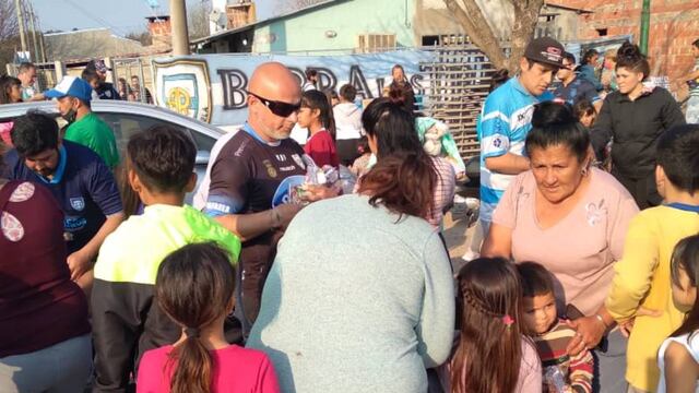La hinchada de Atlético hizo una movida solidaria en el barrio 2 de abril, por el día del niño