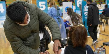 Campaña de vacunación contra el coronavirus. (Foto: Orlando Pelichotti / Los Andes)