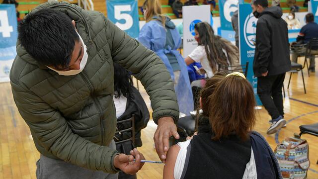 Campaña de vacunación contra el coronavirus. (Foto: Orlando Pelichotti / Los Andes)