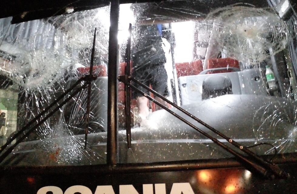 Más violencia en el fútbol cordobés: atacaron al micro de los jugadores de 9 de Julio de Río Tercero