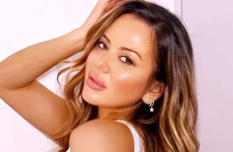 Karina Jelinek se llevó miles de corazones rojos al posar recostada en la cama sin ropa interior
