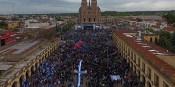 En 2020, una misa por "pan, paz, techo y trabajo" en Luján congregó a buena parte de la dirigencia oficialista. Este sábado se espera gran afluencia de público. Foto: Web.
