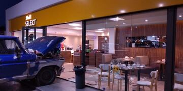 Una camioneta causó destrozos en VM