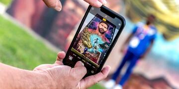 La delegación de Curaçao tomándose fotos junto al mural de Lionel Messi