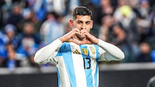 Cuti Romero celebra el 1 a 0 de Argentina ante El Salvador. (AFA).