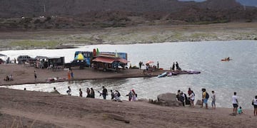 Turistas y mendocinos en el Dique Potrerillos (Imagen ilustrativa).