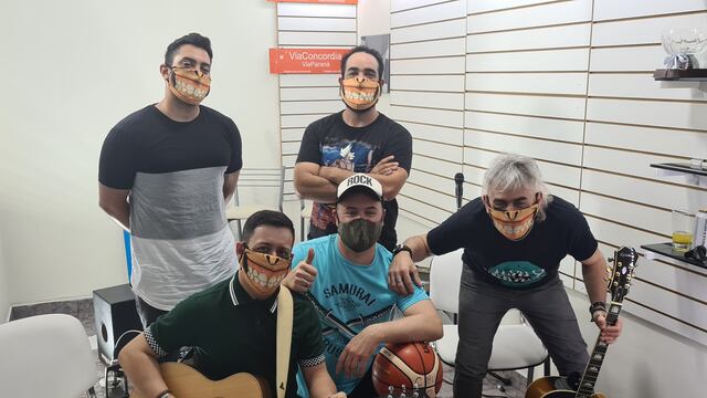12 monos. Parte de la banda cuando visitaron el estudio de Vía País Paraná.