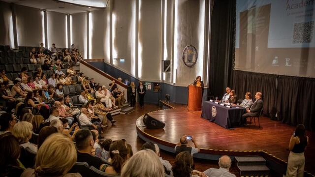 Académicos y autoridades destacaron la vigencia de la obra y su aporte crítico ante el contexto actual del sistema educativo.