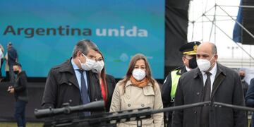 Frederic y Manzur entregaron equipamiento para las fuerzas federales y la policía tucumana.