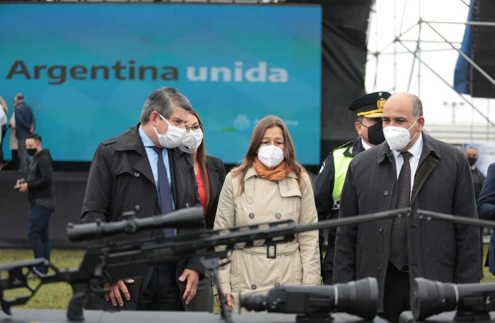 Manzur, junto a la ministra de Seguridad de la Nación, Sabina Frederic, pusieron en funciones a 367 nuevos policías