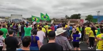 Dramático momento en Brasil: un auto atropelló a seguidores de Jair Bolsonaro.