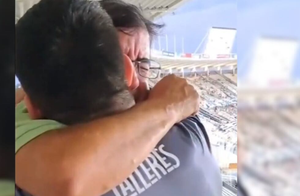 Hasta las lágrimas: volvió al país después de un año y sorprendió a su papá en el partido de Talleres