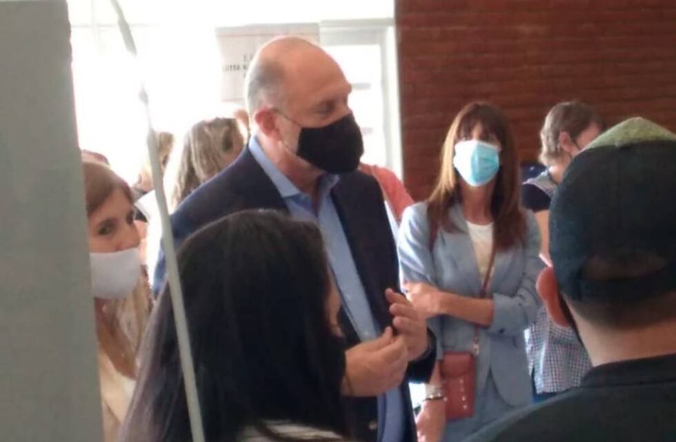 Omar Perotti recorrió una feria escolar sobre el acueducto