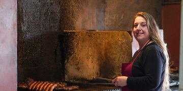 Betiana Villa, la asadora de Alvear que representará a Mendoza en el Campeonato Federal del Asado.