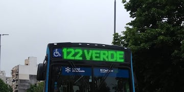 La línea 122 verde es una de las que opera la firma mendocina.
