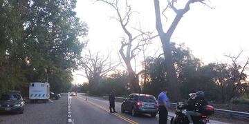 La Policía montó cuatro puestos de control, dos en la ruta 143, uno en la 188 y el cuarto en la ruta 171 y acompañan a los viajeros hasta que salen de la zona en cuarentena.