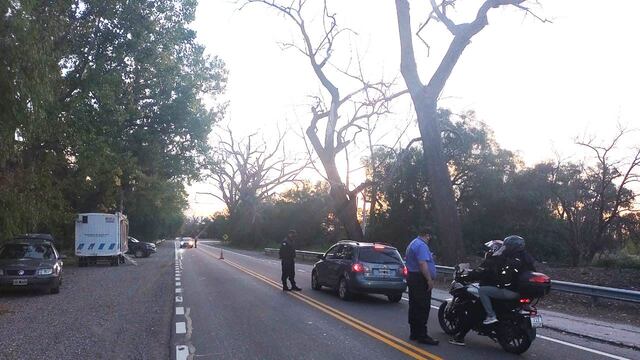La Policía montó cuatro puestos de control, dos en la ruta 143, uno en la 188 y el cuarto en la ruta 171 y acompañan a los viajeros hasta que salen de la zona en cuarentena.