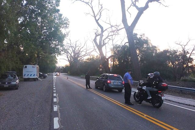 La Policía montó cuatro puestos de control, dos en la ruta 143, uno en la 188 y el cuarto en la ruta 171 y acompañan a los viajeros hasta que salen de la zona en cuarentena.