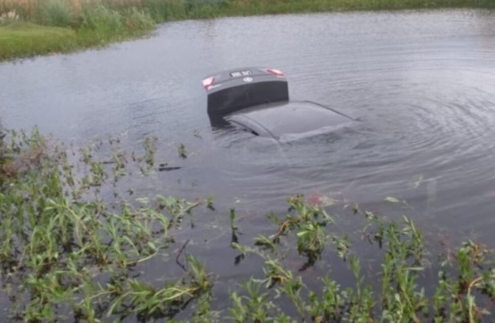 Un automovilista perdió el control del auto y se hundió en una laguna