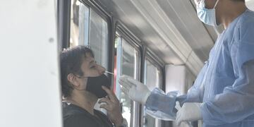 Hisopados y testeos en el ex Registro Civil de avenida Colón de la ciudad de Córdoba. (Ramiro Pereyra / La Voz)