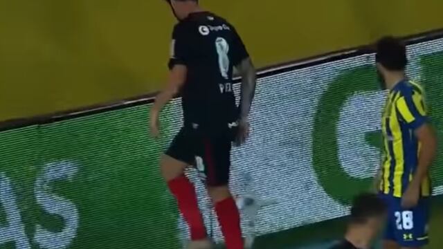 El ex Boca e Independiente protagonizó la escena más extraña del último duelo entre leprosos y canallas. (TNT Sports)