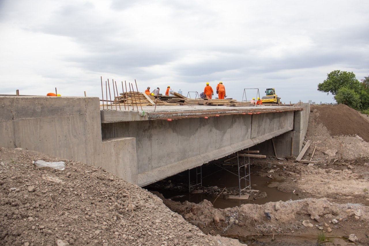 El proyecto moderniza un corredor vital entre la Ruta 306 y Agua Azul, con trabajos que fortalecen la logística y el tránsito de los vecinos de Leales.